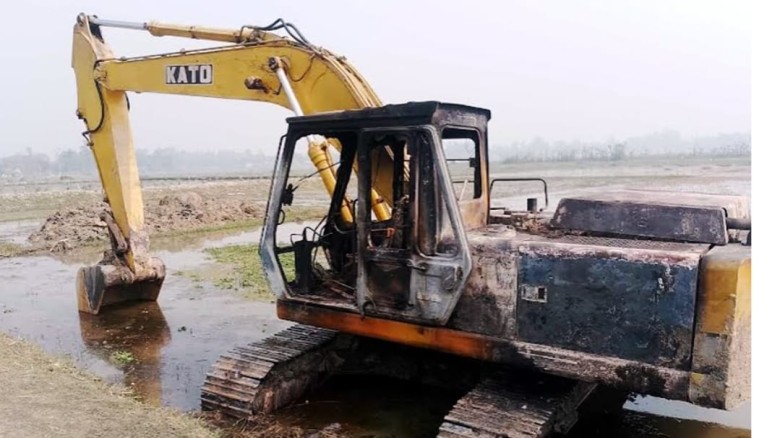 ছবির ক্যাপশন: তাড়াশে অবৈধ পুকুর খনন করায় ভেক্যু  মেশিন আগুনে  পুড়িয়ে নষ্ট